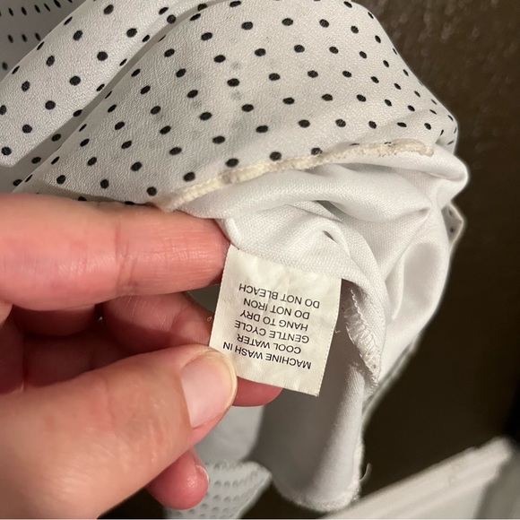 White Short Sleeve Vneck Shirt with Black Polka Dots, Tie in Back, Size 3X - Picture 2 of 6